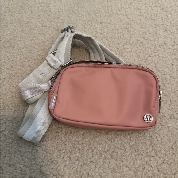 Lululemon Everywhere Crossbody Bag Pink Pastel / White Opal - Picture 6 of 6